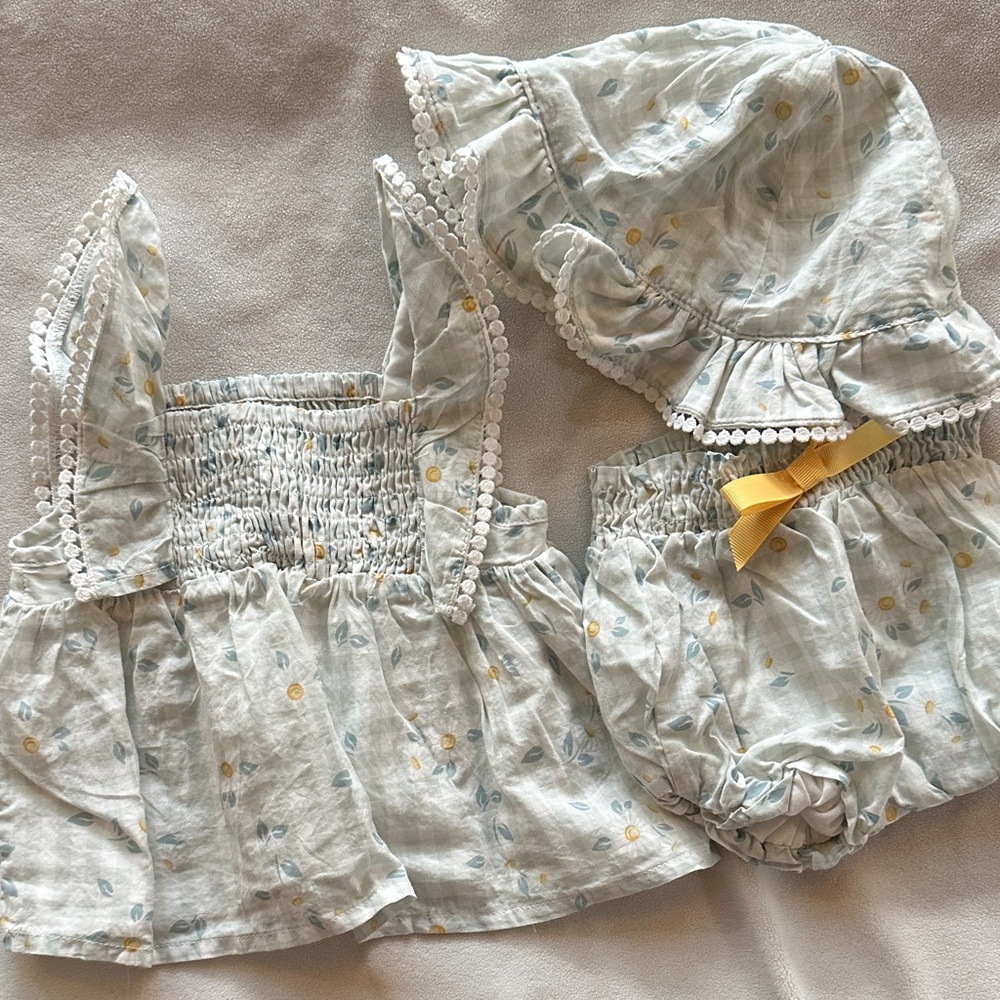 Adorable Baby Outfit with Bonnet